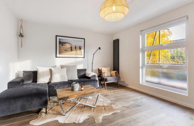 Designer 3 Bed House with Spacious interior in Haggerston