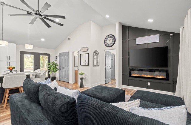 Designer 3BR/3BA Bungalow Great for Families!