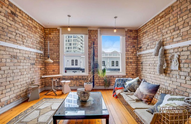 Designer apartment w/ carpark in AKLs hottest St!!