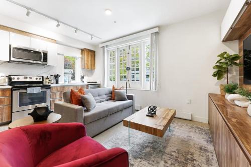 Designer Cozy Condo in Vibrant West End Downtown