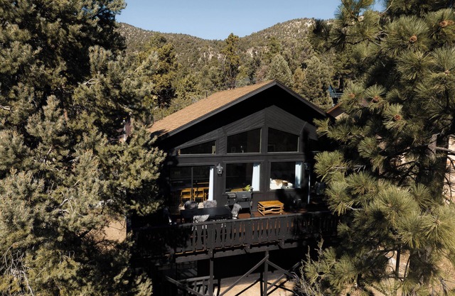 Designer Mountain Lodge with Hot Tub, Fireplace & Scenic Deck!