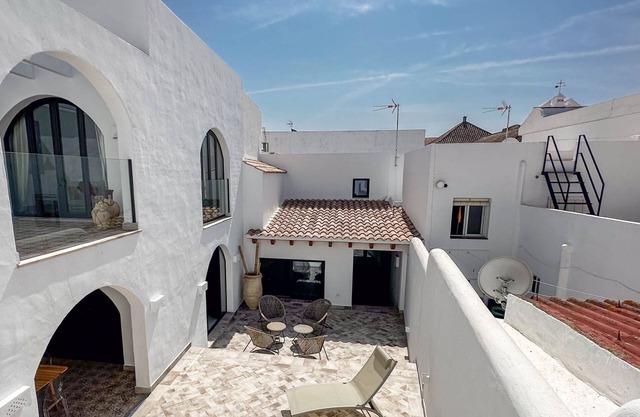 Designer Styled Townhouse with Pool - DOM01