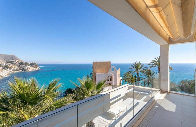 Designvilla with spectacular Seaview for 14 guests