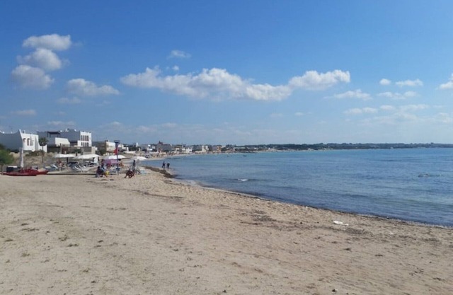 Detached apartment a stone's throw from the sea