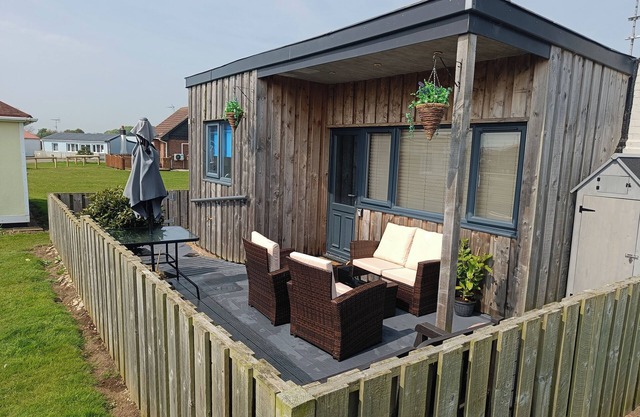 Detached Cabin, 2-Bedroom Chalet on Bridlington Bay South Shore Park.
