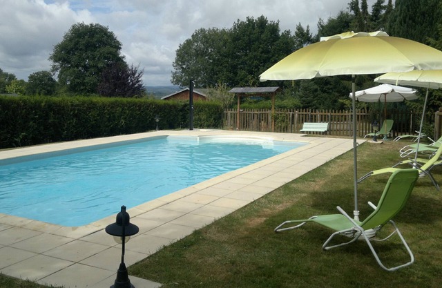 Detached chalet, wooded grounds 1500 m2, heated swimming pool.animals accepted