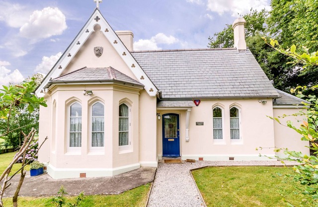 Detached Cottage,1/4 acre garden. Wonderful views, 3 bedrooms, pet friendly.
