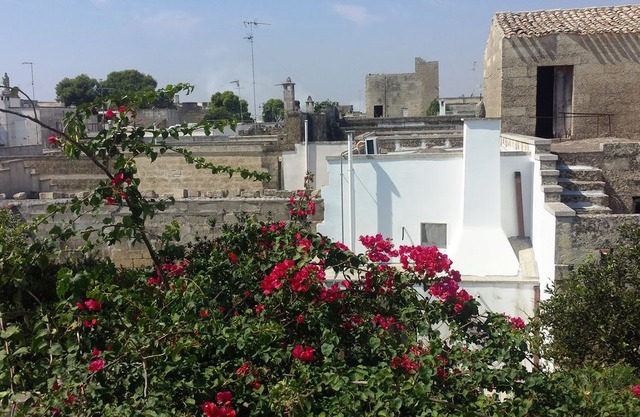 detached cottage at court in the fortified village of Acaya (LE)