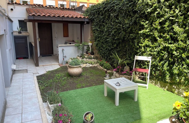 Detached cottage with small private garden 200 mt from metro C stop