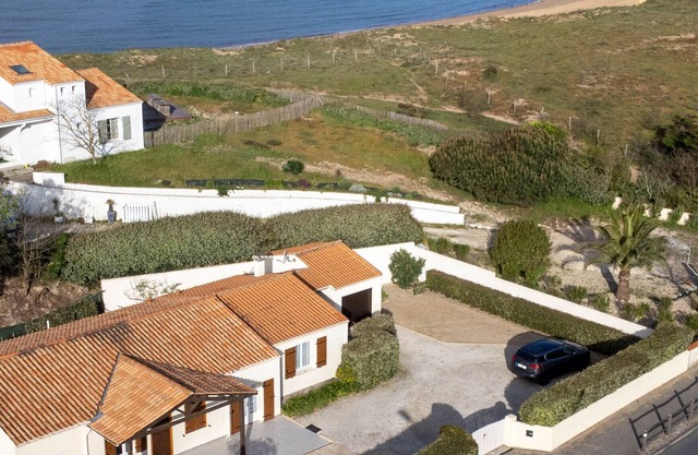 Detached house 6 (to 8 pers with sup over 6). .100m from the beach)