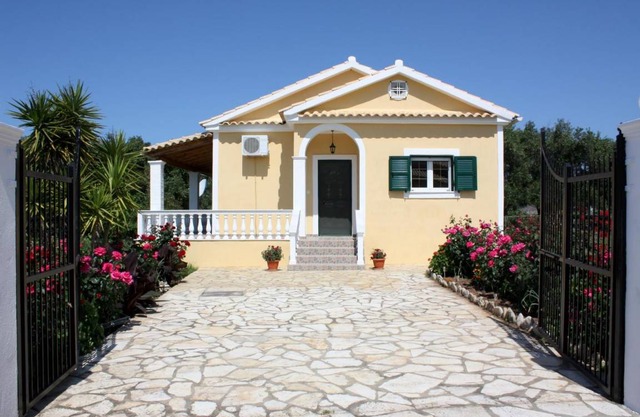 Detached holiday house at the sea, big garden, Wifi Skidi, Corfu