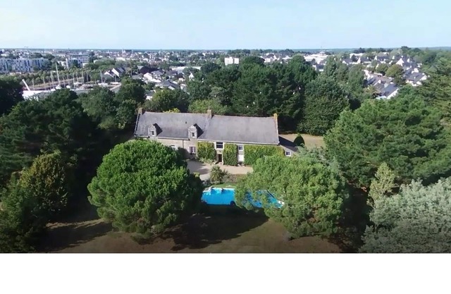 Detached house, heated pool, 10 minutes walk from the center of Vannes