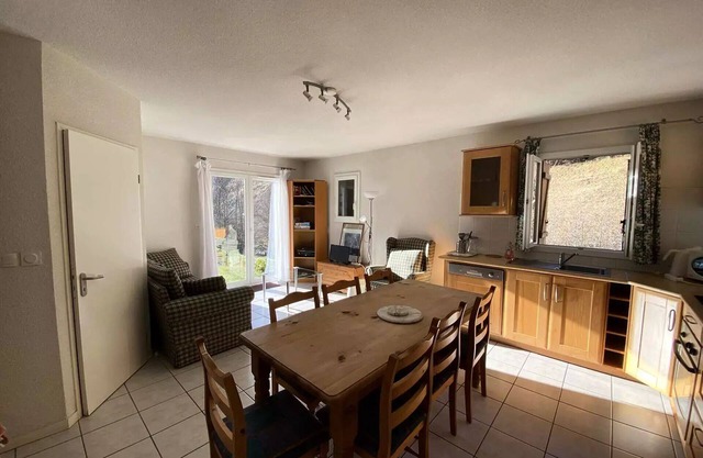 Detached house sleeps 6 in quiet subdivision