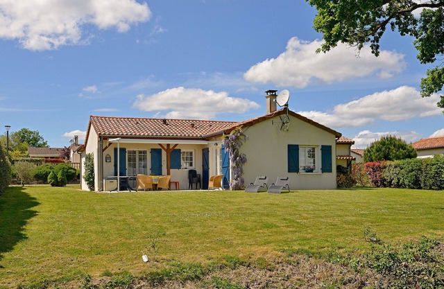 Detached villa with large garden near beautiful golf course