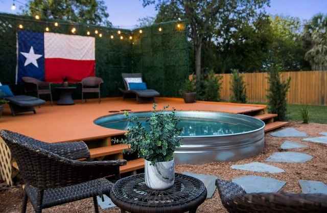 Dewey Place * Walk to Pearl Brewery and Riverwalk * New Cowboy Pool!!