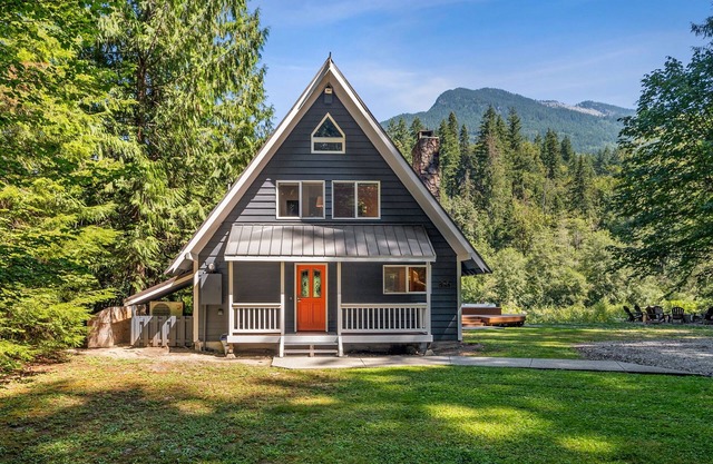 Diamond on the Sky: Riverfront mountain lodge w/views, fireplace & WiFi