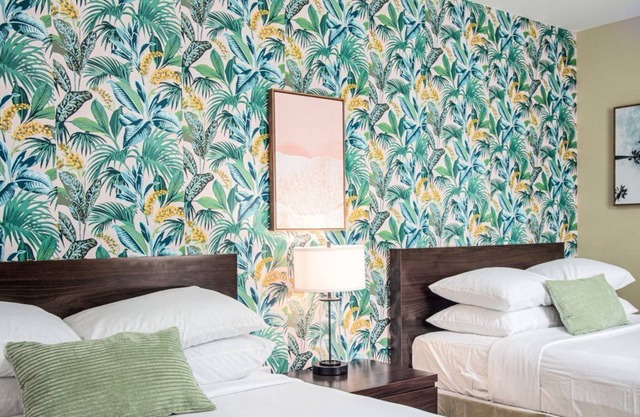 Digital Retro Boutique Hotel - Double Full Near Historic Downtown St. Augustine & the Beach