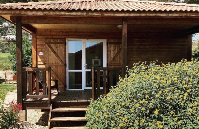 Direct access Via Ardèche, chalet with all comforts, swimming pool, air conditioning