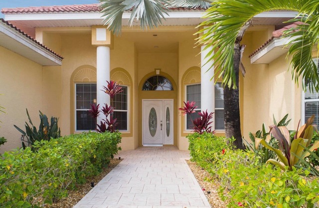 Direct Gulf access, Pool, Grill, Pool Bar, Western Exposure, TV,