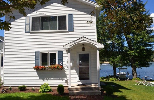 Direct Lakefront, 2 docks, private, easy access from I 91.