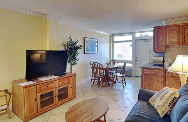 Direct Ocean Views – Walk to Dining & Beach Fun