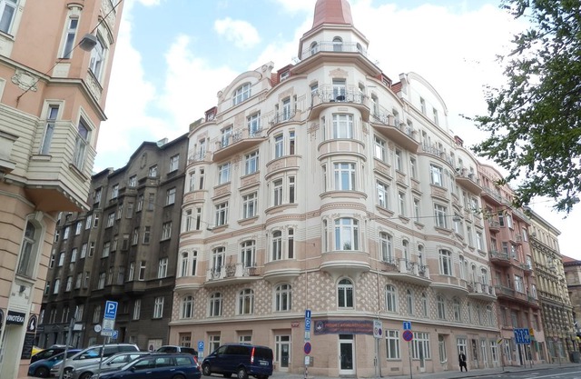 DIRECTLY IN CITYCENTER BY THE RIVER & DANCING HOUSE, QUIET, WIFI & TV
