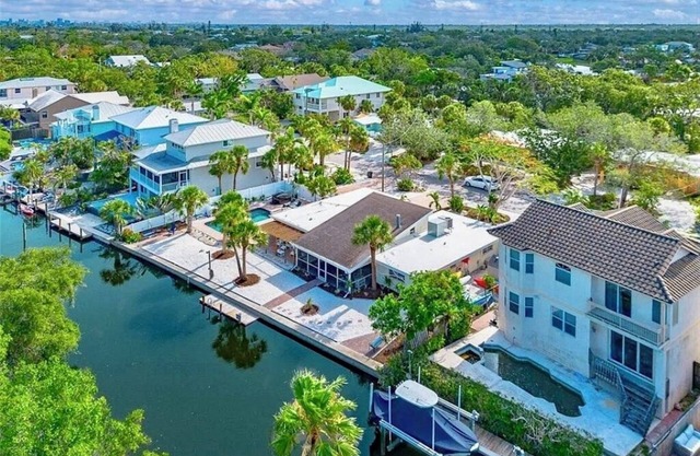 Discounted NOW!~LOCATION!Walk 2 Beach 5min.WaterfrontCanal,Pool-Spa,Kayaks,Bikes