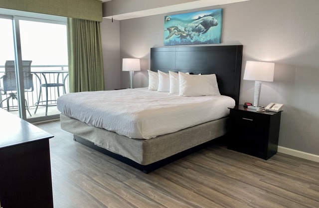 Discounted rates for Sept.! Beautiful 19th floor oceanfront condo & new pools.