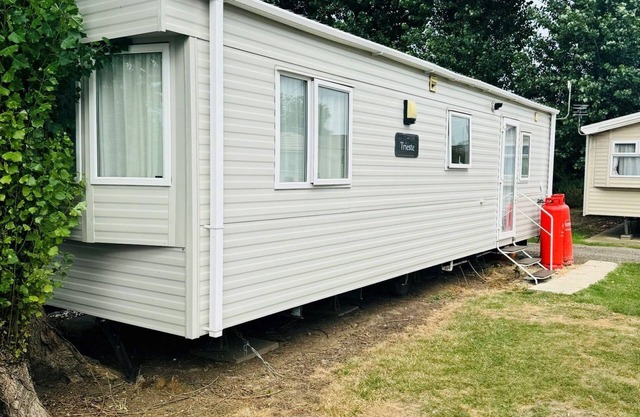 DJD's Place Felixstowe Beach Caravan Sleeps 6 WIFI Pet Friendly