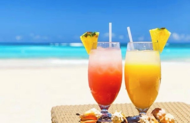 Gorgeous: 8 minute Walk to Beach, Shops & Dining!
