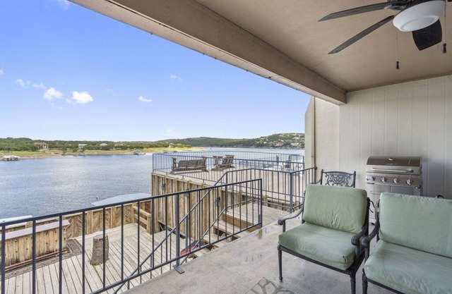 Dock for swimming & Fishing, pool & hot tub!