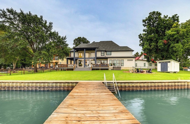 Dock & Hot Tub! High-End Cedar Creek Lake Retreat