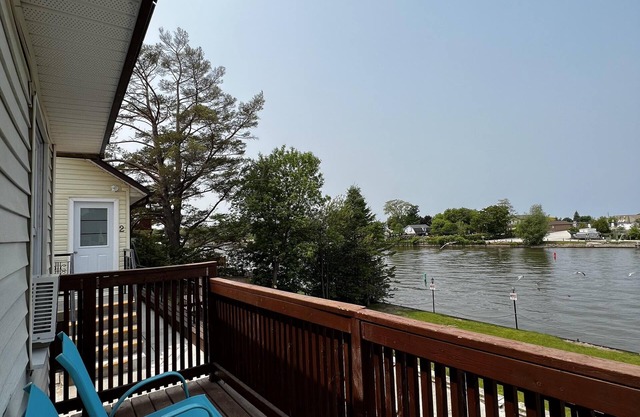 Dock Life Beach 1 - Cottage 3, Riverside 2 bedroom, 3 min walk to Beach 1