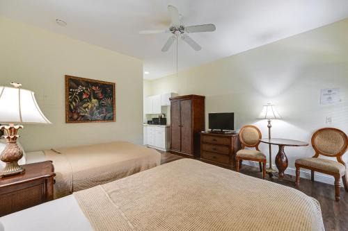 Dock, Pool and Tennis Courts Naples Resort Retreat!