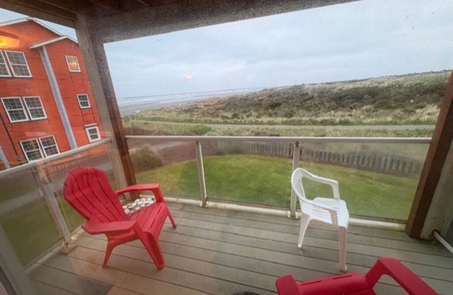Dog-friendly Beach Condo in wonderful Westport with fitness room, pool and more