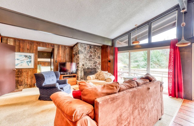 Dog-friendly, mountain-facing chalet w/ a dry sauna - walk to the Village