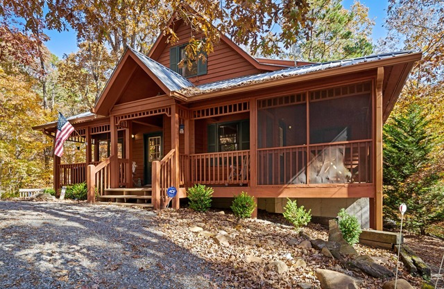 Dog-friendly cabin with hot tub, 2 fireplaces, game room. washer/dryer & AC