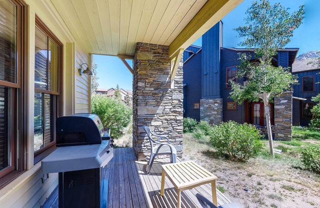 Dog-friendly condo near skiing and golf with hot tub, fireplace & washer/dryer