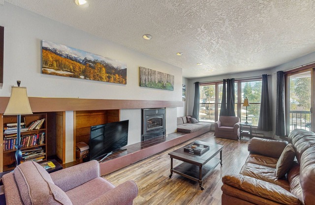Dog-Friendly Condo with Mountain Views, a Shared Indoor Pool, & a Hot Tub
