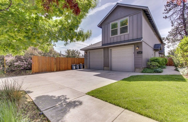 Dog-friendly duplex with balcony, patio & grills- one mile to downtown