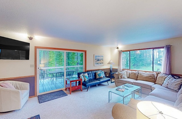 Dog-friendly home with deck & pellet stove - half a mile to the beach