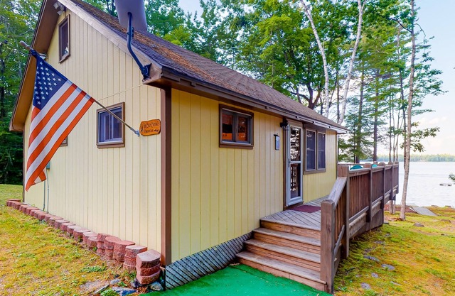 Dog-friendly lakefront cottage with firepit, grill, partial AC, bar, loft & TV