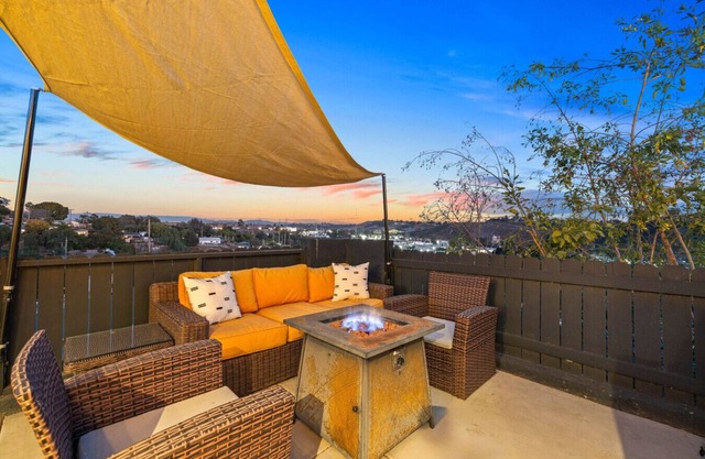 Dog-Friendly Oasis: Hot Tub, AC & Game Room