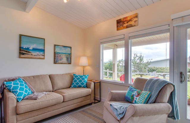 Dog-friendly Oceanfront Condo, Close to Gearhart Golf Links - Walk to the Beach