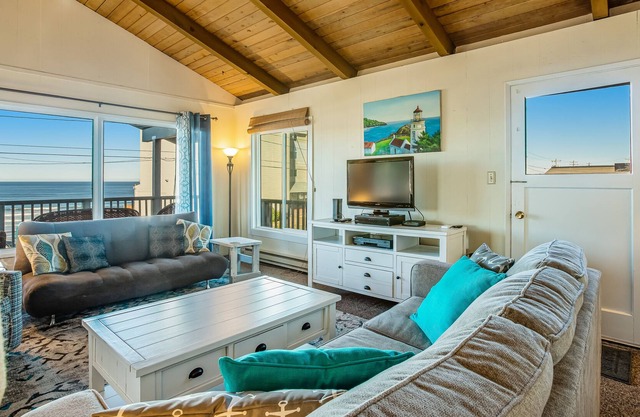 Dog-Friendly Oceanview Duplex w/ Beach Access - Walk to Nye Beach Shops