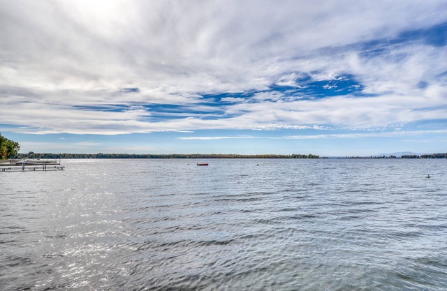 Dog-friendly sunset lake house on Lake Champlain with fast WiFi, W/D, & fishing