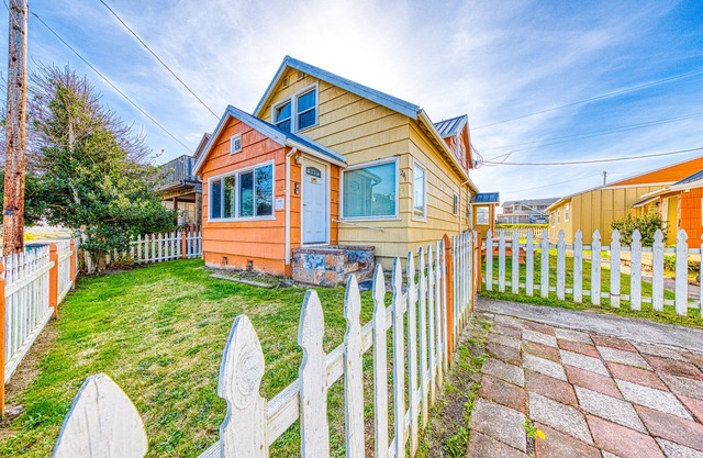 Dog-Friendly Triplex (3 private apartments) - Easy Walk to the Beach & Town