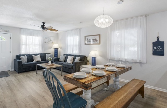 Dog Friendly, Free Golf Cart, 5 min to the beach, Fast WIFI, Snowbird Specials
