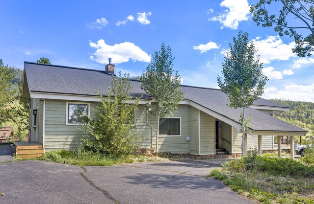 Dog Friendly, Private Mountain Getaway, views of gondola and lots of open space