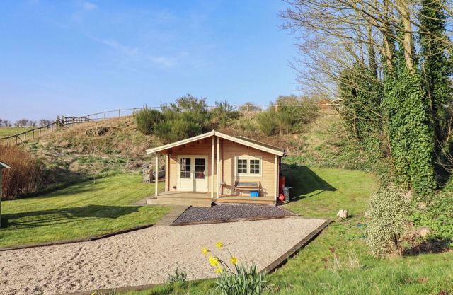 DOLLY'S HIDEAWAY CABIN, pet friendly in Donington On Bain